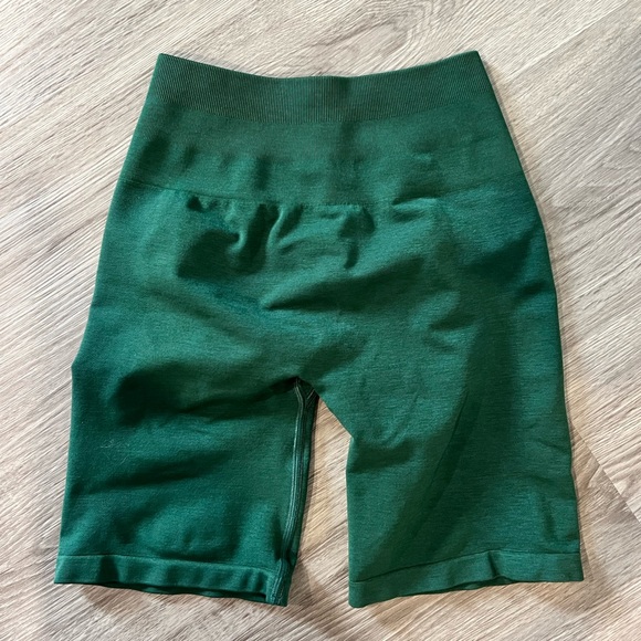 Alphalete Amplify Darkest Pine Biker Shorts - Picture 3 of 3